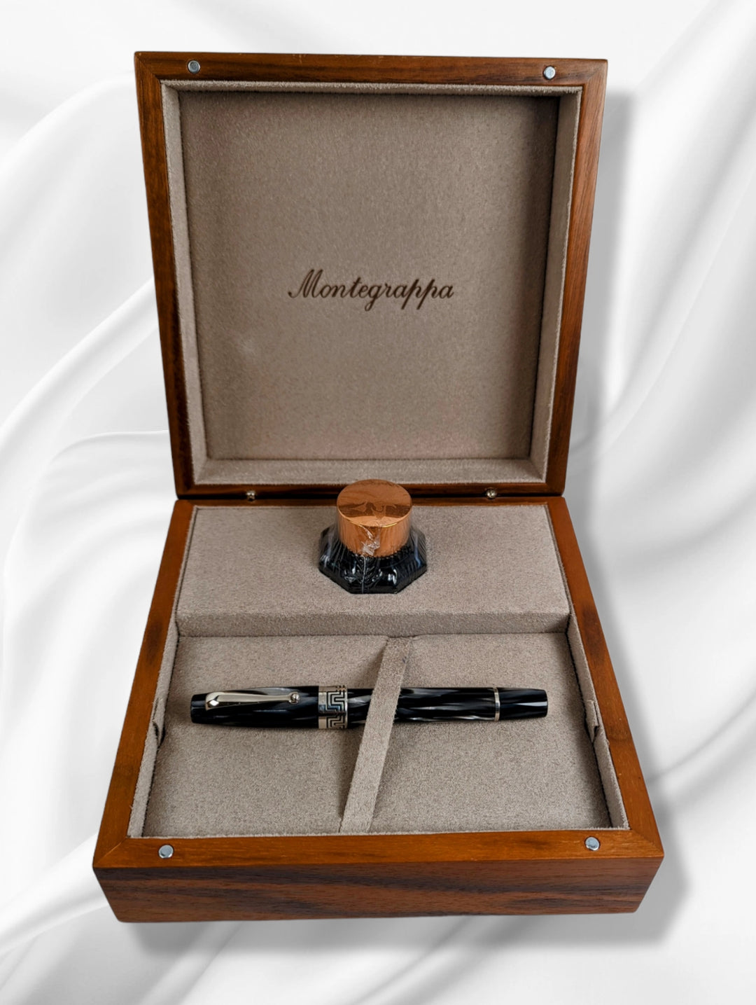 Montegrappa Extra 1930 Black & White Celluloid  - Fountain Pen