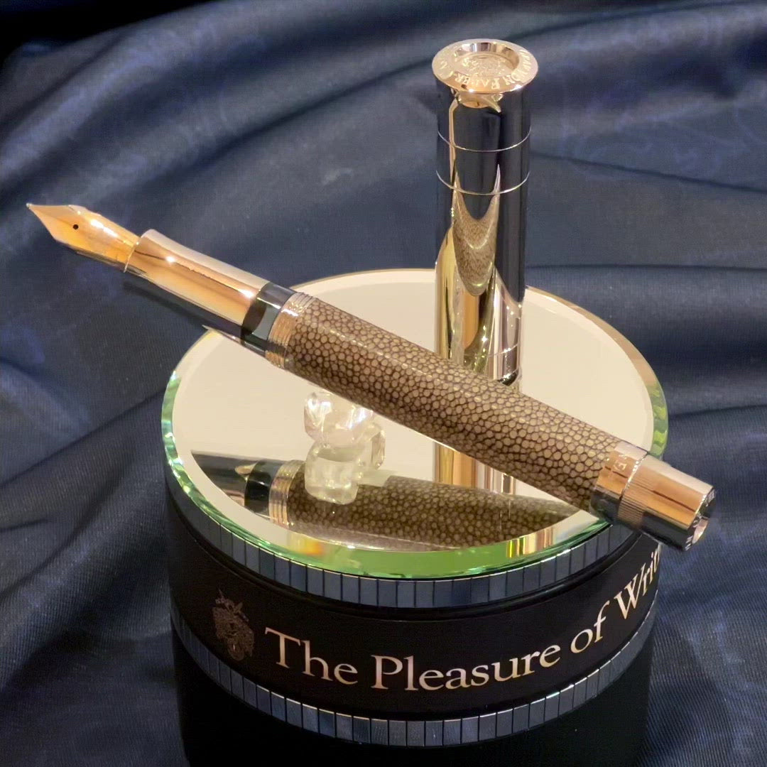 Graf von Faber-Castell Pen of the Year 2005 Olive Galuchat – The Pleasure  of Writing